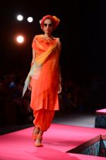 Model walk the ramp for Tarun Tahiliani Show on wills day 1 on 8th Oct 2014 (14)_543615fbcef7d.JPG