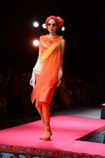Model walk the ramp for Tarun Tahiliani Show on wills day 1 on 8th Oct 2014 (15)_543615fe68ff5.JPG