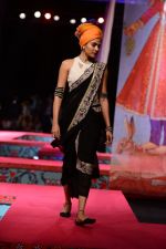 Model walk the ramp for Tarun Tahiliani Show on wills day 1 on 8th Oct 2014 (181)_543618555189d.JPG