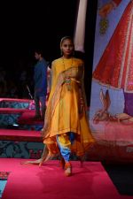 Model walk the ramp for Tarun Tahiliani Show on wills day 1 on 8th Oct 2014 (265)_5436197d940e8.JPG