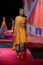 Model walk the ramp for Tarun Tahiliani Show on wills day 1 on 8th Oct 2014 (267)_54361985dfff2.JPG