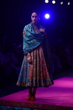 Model walk the ramp for Tarun Tahiliani Show on wills day 1 on 8th Oct 2014 (308)_54361a19a604a.JPG