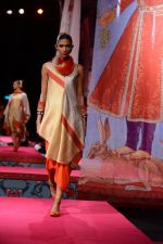 Model walk the ramp for Tarun Tahiliani Show on wills day 1 on 8th Oct 2014 (37)_5436164d3861b.JPG