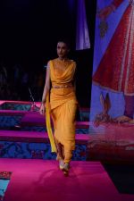 Model walk the ramp for Tarun Tahiliani Show on wills day 1 on 8th Oct 2014 (386)_54361b55a7f85.JPG