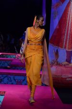 Model walk the ramp for Tarun Tahiliani Show on wills day 1 on 8th Oct 2014 (388)_54361b5c60b4d.JPG