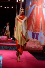 Model walk the ramp for Tarun Tahiliani Show on wills day 1 on 8th Oct 2014 (39)_543616549550b.JPG
