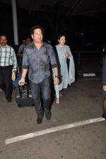 Sachin Tendulkar snapped with wife at the airport on 8th Oct 2014 (5)_5436205ee90e7.JPG
