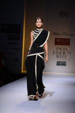 Model walk the ramp for Malini Ramani Show on wills day 2 on 9th Oct 2014 (63)_543770810a104.JPG
