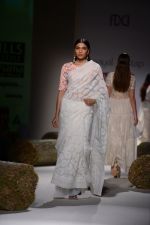 Model walk the ramp for Payal Pratap Show on wills day 2 on 9th Oct 2014 (167)_54377048ca8af.JPG