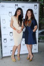 Twinkle Khanna at Laila Singh showcases her new collection at Twinkle Khanna_s Store The White Window in Mumbai on 9th Oct 2014 (56)_54377cbeb262f.JPG
