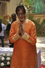 Amitabh Bachchan celebrates bday with media in Mumbai on 10th Oct 2014 (13)_54392cff7fe4e.JPG
