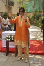 Amitabh Bachchan celebrates bday with media in Mumbai on 10th Oct 2014 (8)_54392cfc03ed4.JPG