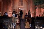 Arjun Rampal walks for Rohit Bal at grand finale of Wills at Qutub Minar, Delhi on 12th Oct 2014 (394)_543b6e27831cb.JPG