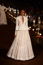 Model walks for Rohit Bal at grand finale of Wills at Qutub Minar, Delhi on 12th Oct 2014 (409)_543b6e7be703a.JPG