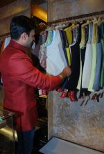 Vivek Oberoi at Kirti rathore store launch in Mumbai on 14th Oct 2014 (106)_543e19a5a96bb.JPG
