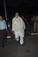 Amitabh bachchan snapped at domestic airport in Mumbai on 16th Oct 2014 (54)_5441067153303.JPG