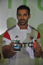 John Abraham at HTC Mobile launch on 17th Oct 2014 (102)_54439eefd2847.JPG