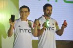 John Abraham at HTC Mobile launch on 17th Oct 2014 (26)_54439e6303a9c.JPG