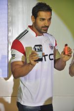 John Abraham at HTC Mobile launch on 17th Oct 2014 (32)_54439e69d3962.JPG