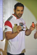 John Abraham at HTC Mobile launch on 17th Oct 2014 (37)_54439e6f98032.JPG