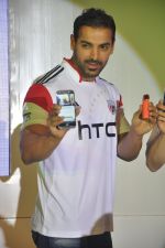 John Abraham at HTC Mobile launch on 17th Oct 2014 (38)_54439e720a8b8.JPG