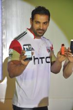 John Abraham at HTC Mobile launch on 17th Oct 2014 (39)_54439e734ae59.JPG