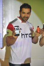 John Abraham at HTC Mobile launch on 17th Oct 2014 (40)_54439e7488471.JPG