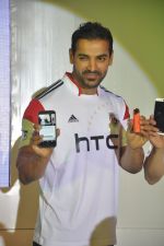 John Abraham at HTC Mobile launch on 17th Oct 2014 (43)_54439e798a358.JPG