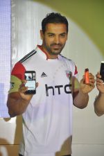 John Abraham at HTC Mobile launch on 17th Oct 2014 (45)_54439e7dc21aa.JPG
