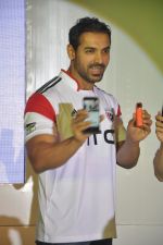 John Abraham at HTC Mobile launch on 17th Oct 2014 (47)_54439e81adae4.JPG
