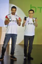 John Abraham at HTC Mobile launch on 17th Oct 2014 (57)_54439e95f253f.JPG