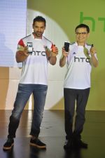 John Abraham at HTC Mobile launch on 17th Oct 2014 (58)_54439e9a0d8e2.JPG