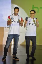 John Abraham at HTC Mobile launch on 17th Oct 2014 (59)_54439e9d4c189.JPG