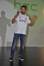 John Abraham at HTC Mobile launch on 17th Oct 2014 (67)_54439eb717df4.JPG