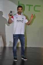 John Abraham at HTC Mobile launch on 17th Oct 2014 (70)_54439ec00288f.JPG
