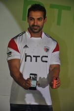 John Abraham at HTC Mobile launch on 17th Oct 2014 (76)_54439eced49dc.JPG