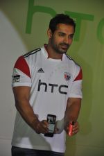 John Abraham at HTC Mobile launch on 17th Oct 2014 (78)_54439ed1582d2.JPG