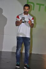 John Abraham at HTC Mobile launch on 17th Oct 2014 (79)_54439ed299580.JPG