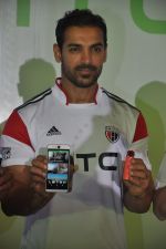 John Abraham at HTC Mobile launch on 17th Oct 2014 (99)_54439eec73db7.JPG