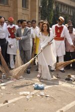 Nita Ambani at Cleanliness drive in byculla on 18th Oct 2014 (21)_5443c18424951.JPG