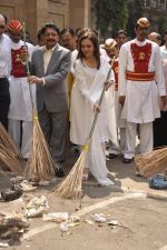 Nita Ambani at Cleanliness drive in byculla on 18th Oct 2014 (23)_5443c186d79c6.JPG