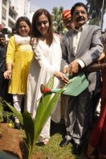 Nita Ambani at Cleanliness drive in byculla on 18th Oct 2014 (41)_5443c19f20640.JPG
