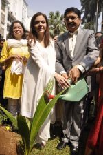 Nita Ambani at Cleanliness drive in byculla on 18th Oct 2014 (42)_5443c1a0ac638.JPG