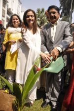 Nita Ambani at Cleanliness drive in byculla on 18th Oct 2014 (43)_5443c1a23c81b.JPG