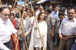 Nita Ambani at Cleanliness drive in byculla on 18th Oct 2014 (48)_5443c1a9b4a86.JPG