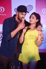 Yaami Gautam and Siddharth Malhotra at Kolkata for a product promotion on 18th Oct 2014 (7)_5443adfbdc5bf.jpg