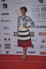 Esha Gupta at Mumbai Film Festival Closing Ceremony in Mumbai on 21st Oct 2014 (1)_54477620e9f16.JPG
