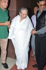 Sulochana Devi honoured with Hridaynath Mangeshkar award in Parle, Mumbai on 26th Oct 2014 (9)_544e1b260100b.JPG