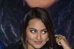 Sonakshi Sinha promote Action Jackson on the sets of KBC on 27th Oct 2014 (13)_544f5bf02813f.JPG