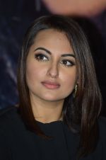 Sonakshi Sinha promote Action Jackson on the sets of KBC on 27th Oct 2014 (17)_544f5bf3c82b6.JPG